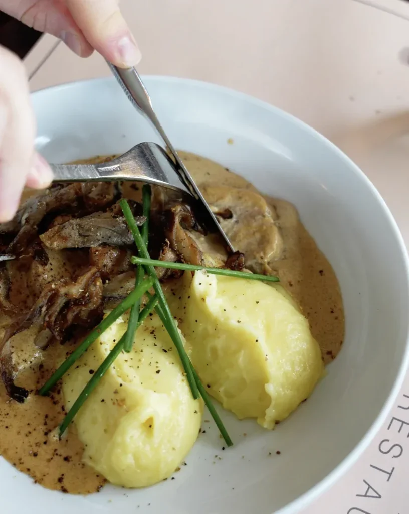 Ris de veau, jus de viande crémée, pleurotes et purée maison