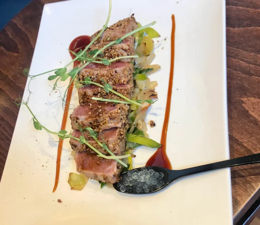 Steak de thon snacké à la plancha, légumes et purée