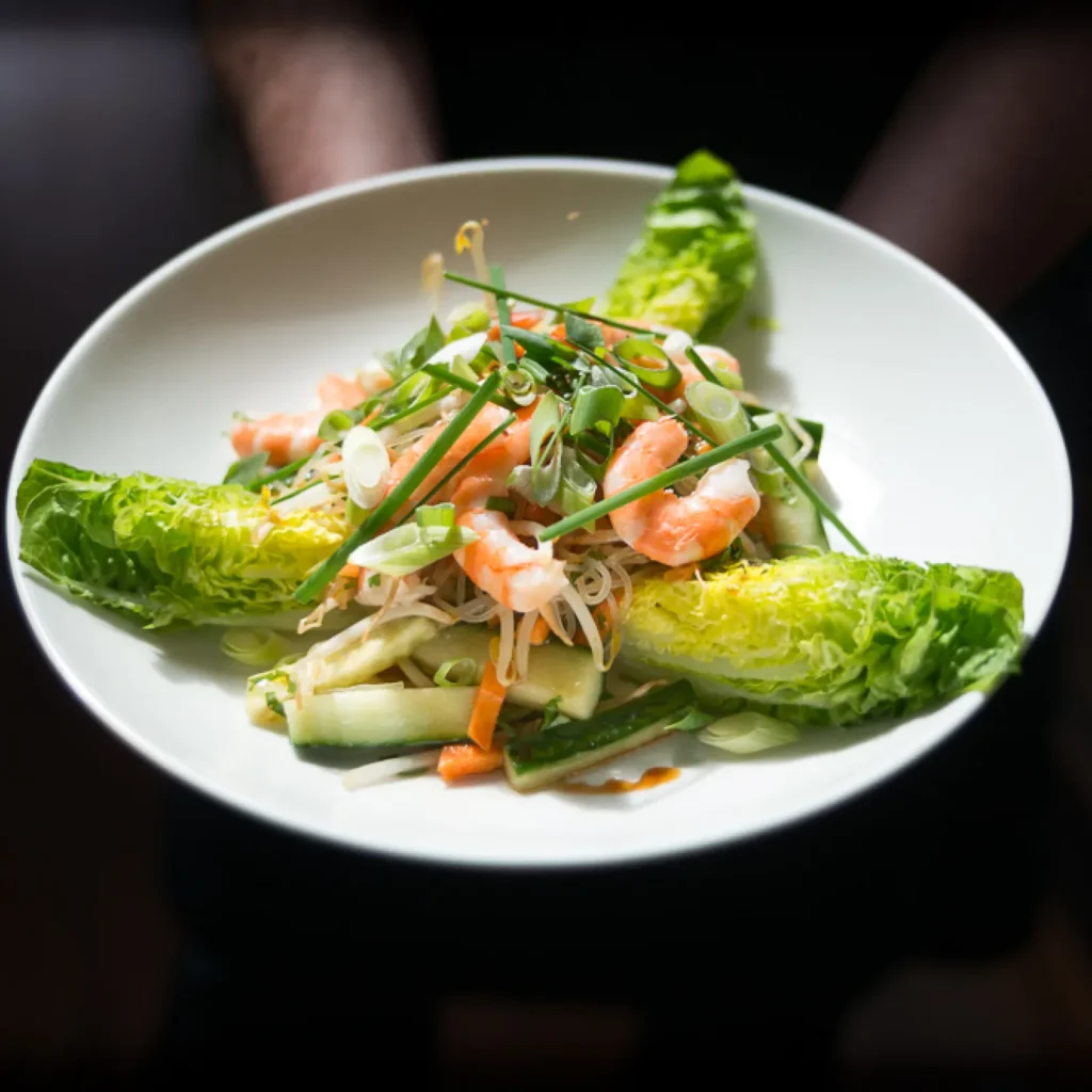 Salade de crevettes, courgette, carotte et pousses de soja